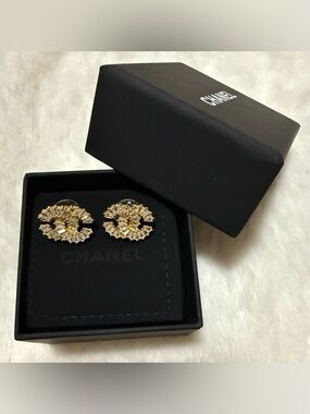 Sparkling CC Fashion Earrings Goldtone